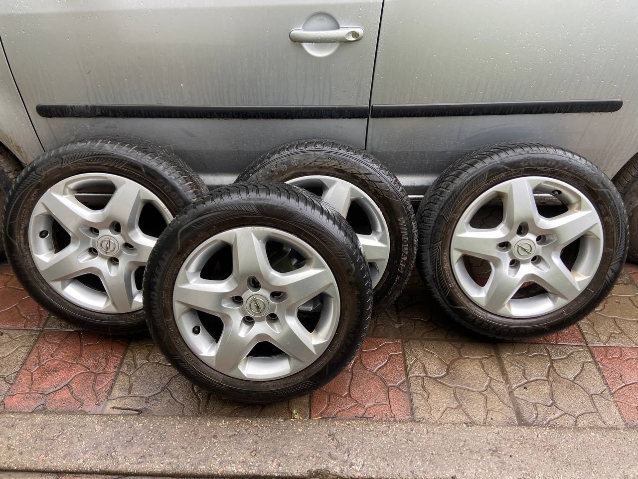 шини на дисках 205/65 R16  розболтовка 5х110 (опель)